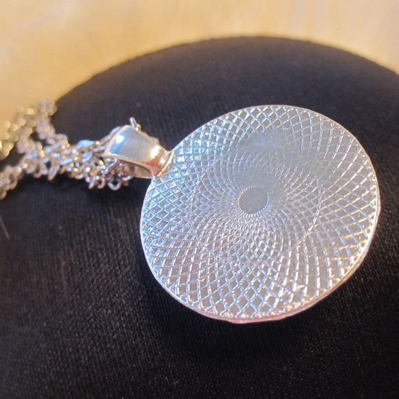 SALE!! yinyang shape cabochan glass necklace NWOT - Picture 6 of 8